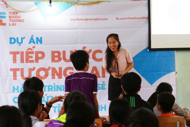 Chị Nguyễn Thị Vân chia sẻ cảm hứng đọc sách tại Trường THCS Tân Quang, huyện Hớn Quản, tỉnh Bình Phước - Ảnh: TBTL