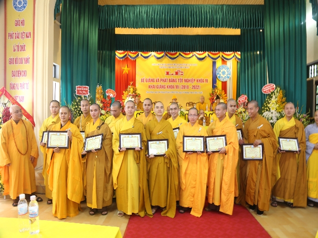Trường TCPH Nam Định tổ chức lễ tốt nghiệp và khai giảng