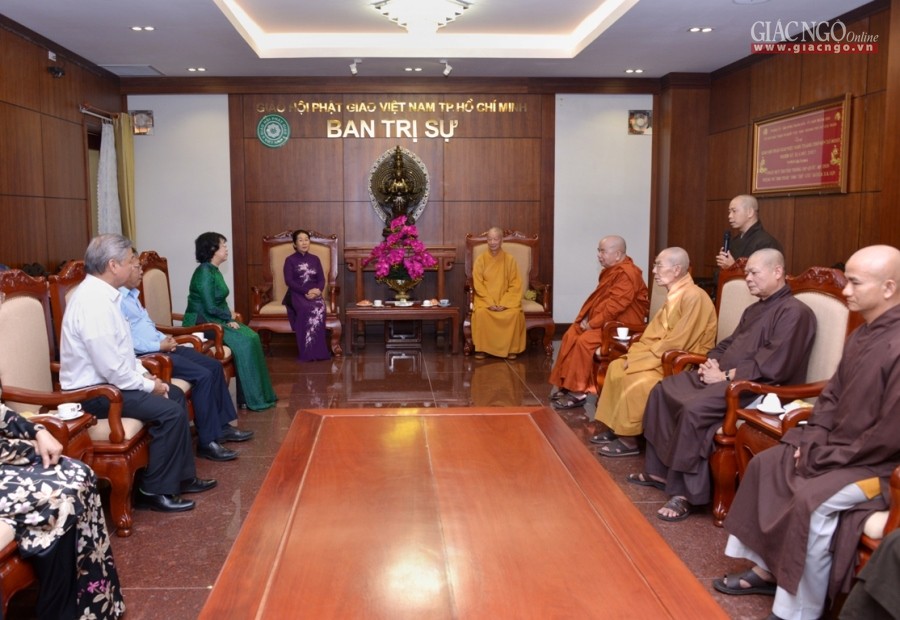 Thành ủy TP.HCM thăm, kính mừng Phật đản PL.2562
