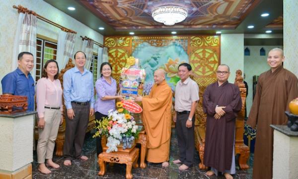 TP.HCM: Lãnh đạo Quận 3 chúc mừng Phật Đản đến HT.Thích Thiện Nhơn