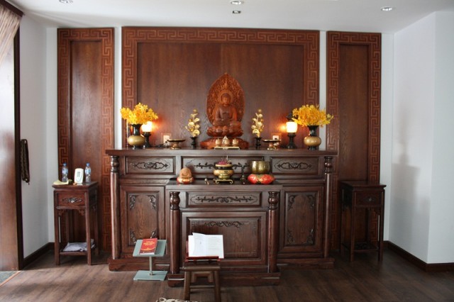 Bàn thờ Phật và gia tiên nên thiết lập ở nơi tôn nghiêm và trang trọng nhất trong nhà - Ảnh minh họa
