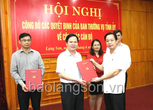 Đồng chí Hoàng Văn Nghiệm, Phó Bí thư Thường trực Tỉnh ủy, Chủ tịch HĐND tỉnh trao quyết định của Ban Thường vụ Tỉnh ủy  cho 4 đồng chí