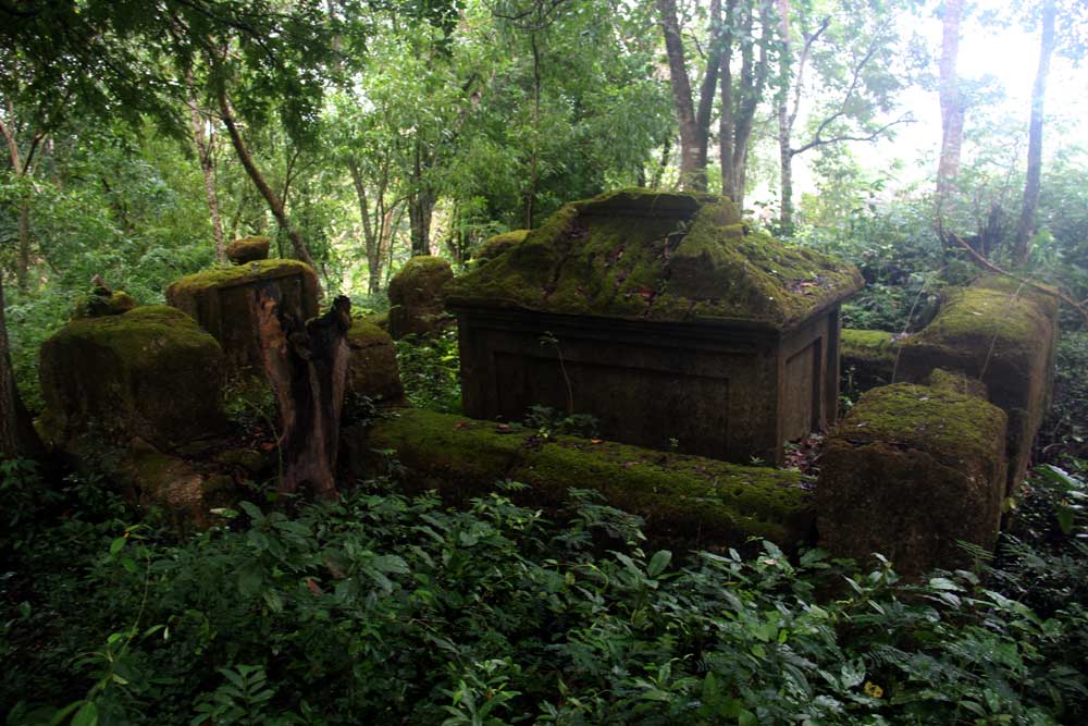 Kỳ bí hàng trăm ngôi mộ cổ trên núi A Mang
