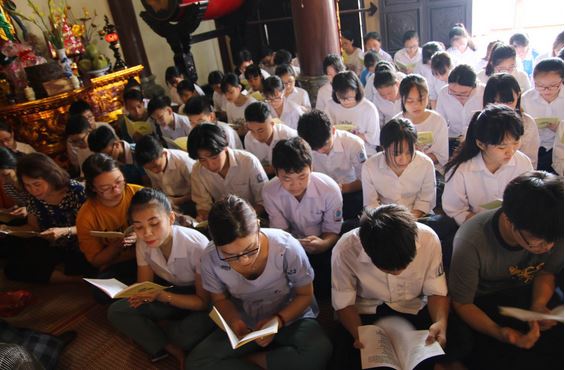 Các bạn học sinh chú tâm đọc kinh Phúc đức - tĩnh tâm trước mùa thi