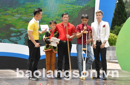Chương trình giao lưu với gia đình em Hoàng Dàu Chẳn, thôn Khuổi Lầu, xã Mẫu Sơn (Lộc Bình)