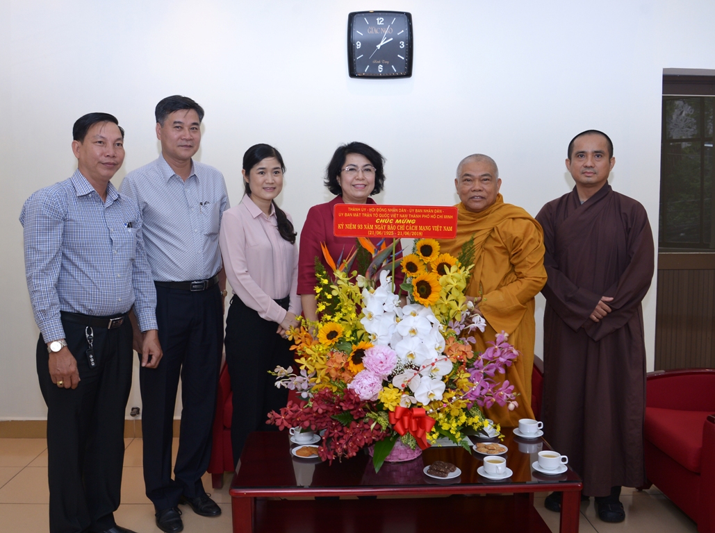 Bà Tô Thị Bích Châu tặng lẵng hoa chúc mừng đến Báo Giác Ngộ