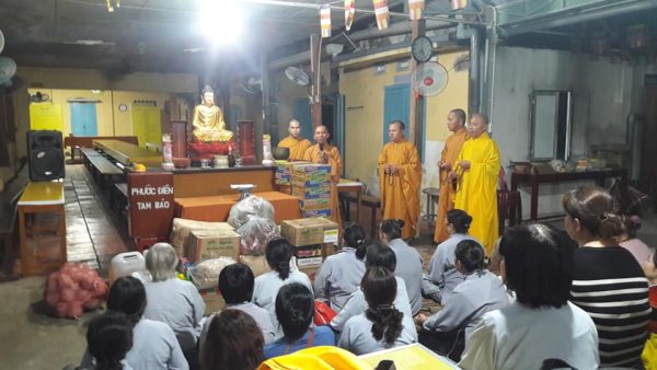 Bình Thuận: Phái đoàn Phật Tử Q.Thủ Đức, TPHCM cúng dường Trường hạ Tòng Lâm Vạn Thiện.