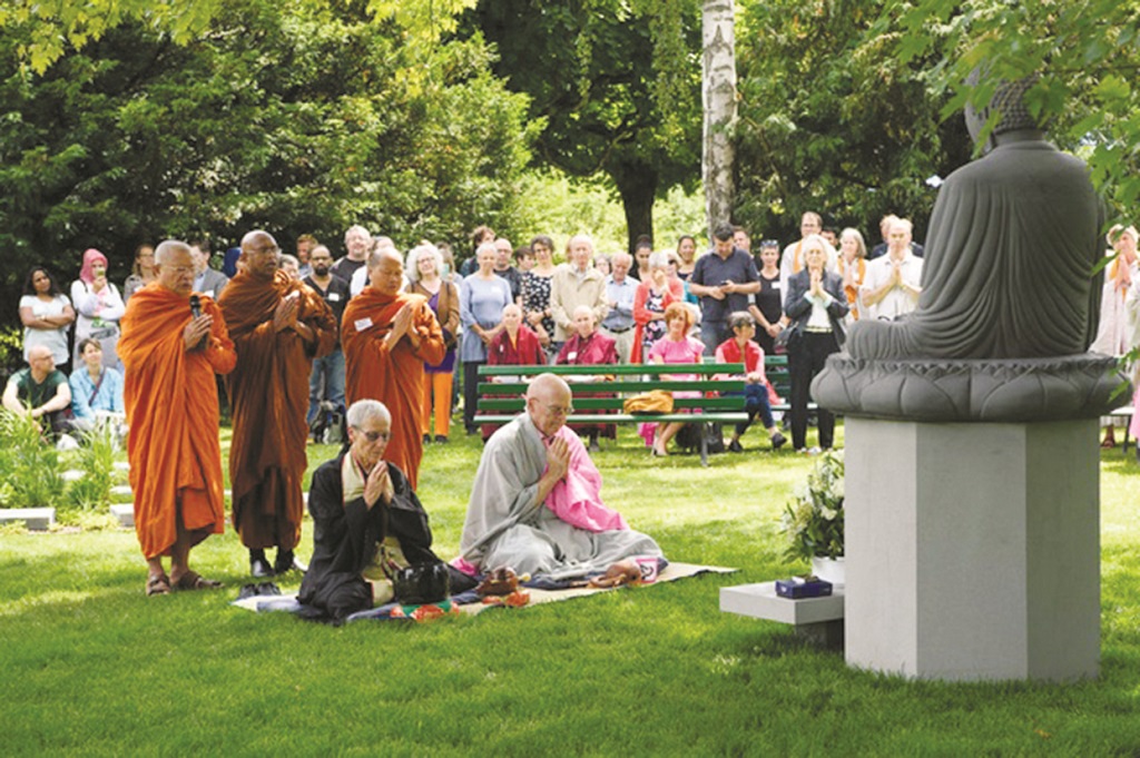 Chư tôn đức và Phật tử Thụy sĩ làm lễ khởi công xây dựng nghĩa trang Phật giáo