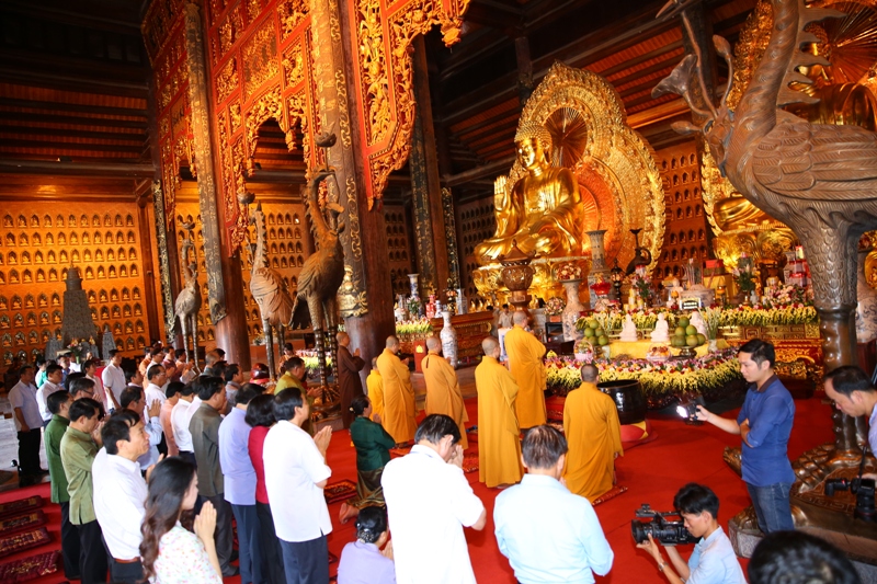 Lễ Phật tại điện Tam Thế