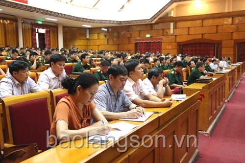 Các đại biểu dự hội nghị trực tuyến báo cáo viên tháng 7 tại điểm cầu Lạng Sơn