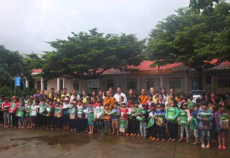 CLB đã trao quà tới các em học sinh tiểu học ở xã Đắk R'Moan