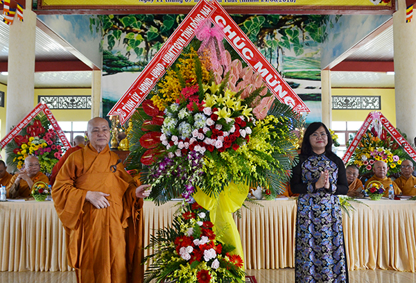Phó chủ tịch UBND tỉnh Nguyễn Hòa Hiệp tặng hoa chúc mừng