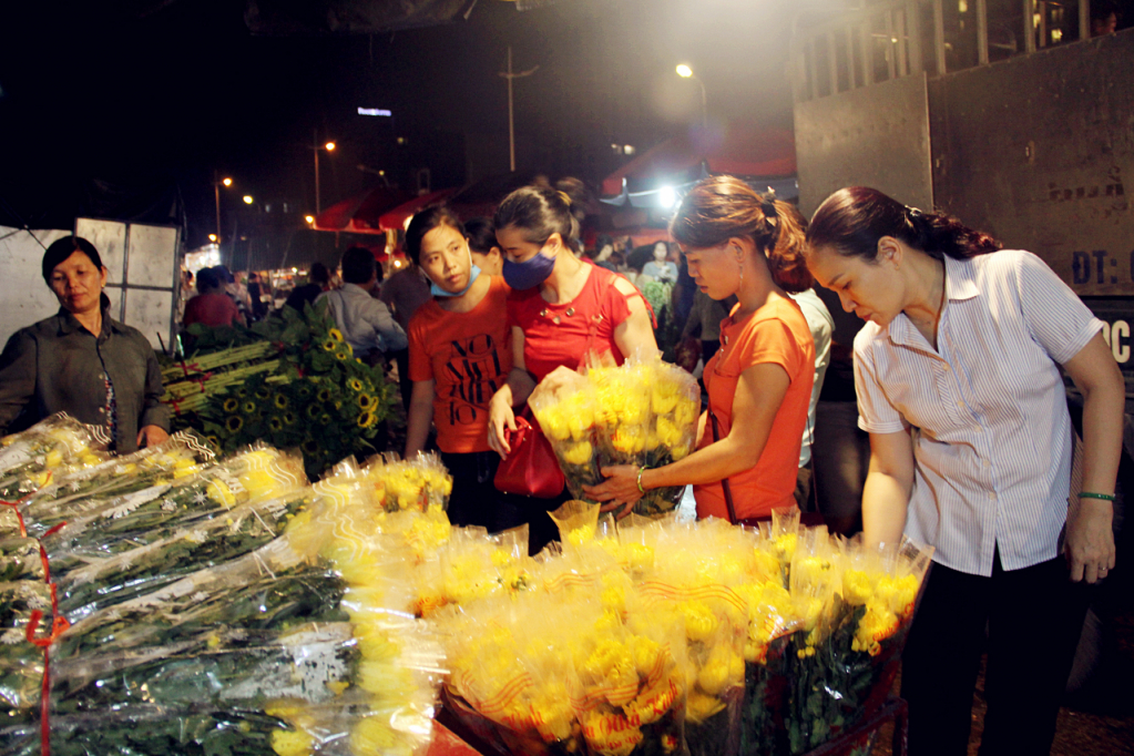 Người dân thức xuyên đêm mua hoa ngày Lễ Vu lan