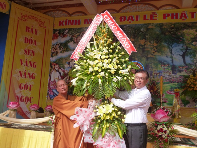 Ông Đào Thanh Long tặng hoa tới BTS GHPGVN quận 11