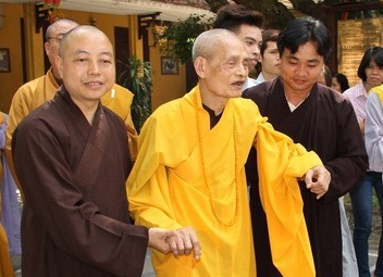Phật tử Trần Xuân Kiêm trong một lần được đảnh lễ đức Pháp chủ