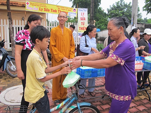 Phát sữa và bún xào tại phường Chánh Nghĩa, TP Thủ Dầu Một, tỉnh Bình Dương Ảnh: VĂN HIẾU