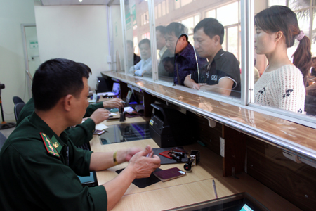 Bộ đội Biên phòng đồn Hữu Nghị làm thủ tục XNC cho khách du lịch