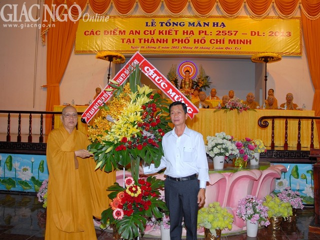 Ông Trần Trung Tính tặng lẵng hoa chúc mừng của UBMTTQVN TP.HCM
