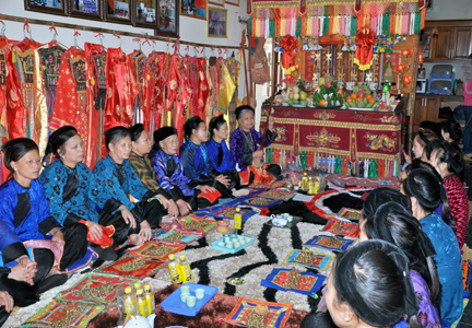 Một buổi thực hiện nghi lễ Hội then (lẩu then) ở ngõ 8, đường Phai Vệ, TP Lạng Sơn