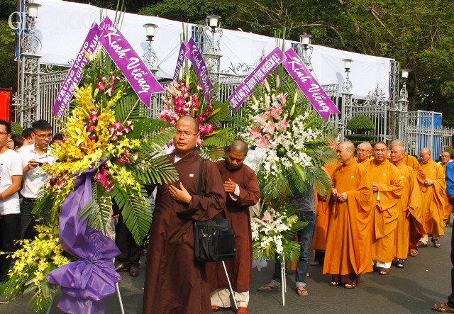 Chư tôn đức kính viếng Đại tướng