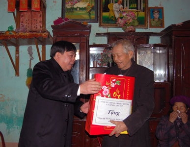 Thăm, tặng quà và chúc tết gia đình chính sách trên địa bàn xã Thụy Hùng
