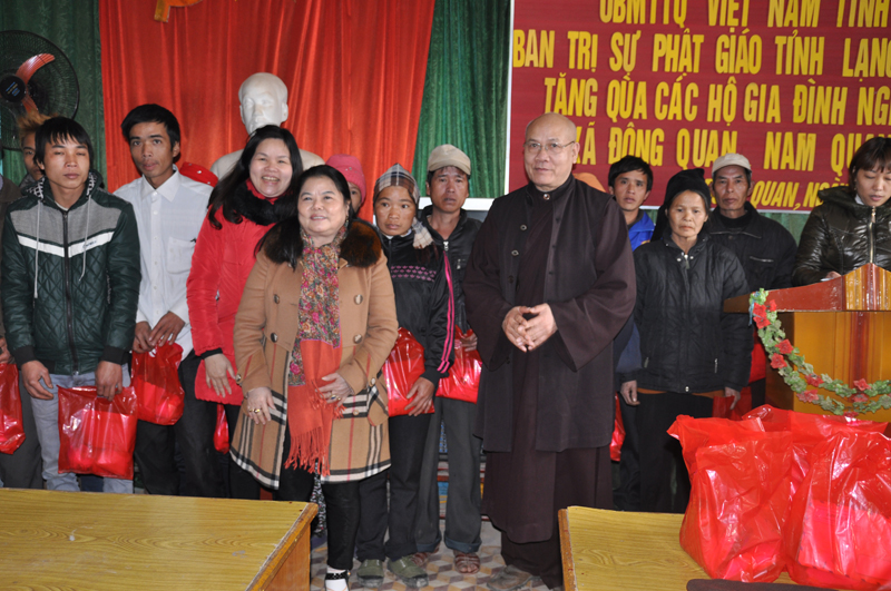 Ban Trị sự GHPGVN tỉnh Tặng quà Tết cho người nghèo tại xã Đông Quan huyện Lộc Bình
