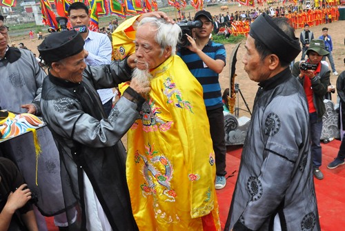 Ông lão 5 lần khoác long bào đóng vua đi cày