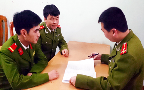 Cán bộ, chiến sĩ Đội cảnh sát điều tra tội phạm về kinh tế, Công an huyện Chi Lăng trao đổi nghiệp vụ