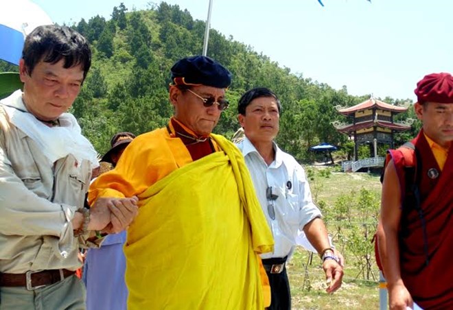 Đức Pháp vương Gyalwang Drukpa đến viếng Đại tướng Võ Nguyên Giáp tại Vũng Chùa. Ảnh: LINH ĐAN