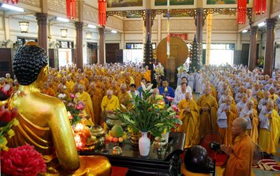 Buổi lễ diễn ra trang nghiêm trước Phật điện chùa Long Sơn