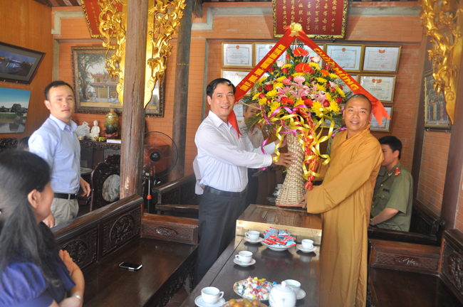 Lạng Sơn: Lãnh đạo tỉnh thăm, tặng quà Ban Trị sự nhân Đại lễ Phật đản
