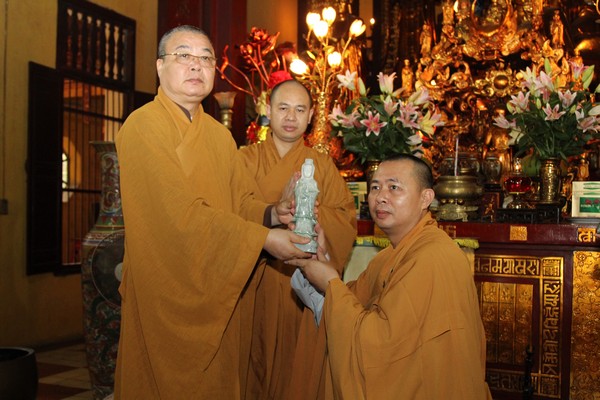 Cung dâng tượng Phật ngọc tới 3 ngôi chùa trên quần đảo Trường Sa