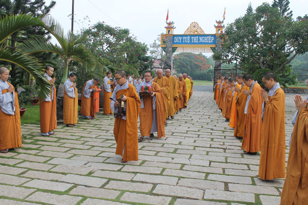 Hành giả cung nghinh chư tôn đức quang lâm