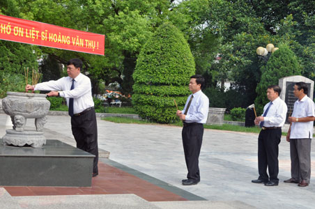 Các đồng chí lãnh đạo tỉnh dâng hương tại Tượng đài đồng chí Hoàng văn Thụ