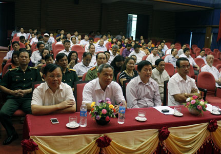 Các đại biểu và đông đảo cán bộ công đoàn đến dự lễ gặp mặt
