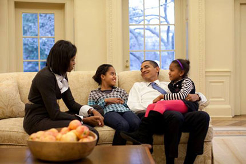 Vợ chồng Tổng thống Obama và hai cô con gái.