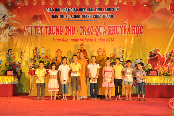 Trao quà khuyến học, vui Tết Trung Thu do chùa Thành Lạng Sơn tổ chức