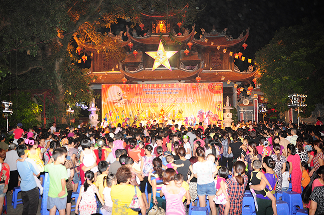 Hàng nghìn Thanh, Thiếu niên nhi đồng Phật tử dự Tết Trung Thu - Trao quà Khuyến học tại chùa Thành