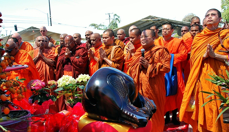 Một buổi lễ tụng kinh Pali theo truyền thống Nam tông nhân mùa Phật đản
