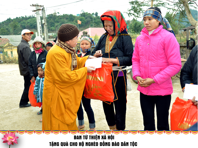 Đại đức Thích Bản Chung - Phó Ban Trị sự GHPGVN tỉnh Lạng Sơn - Trưởng Ban Từ thiện xã hội trao tặng tiền từ thiện cho bà con dân tộc tỉnh Lạng Sơn