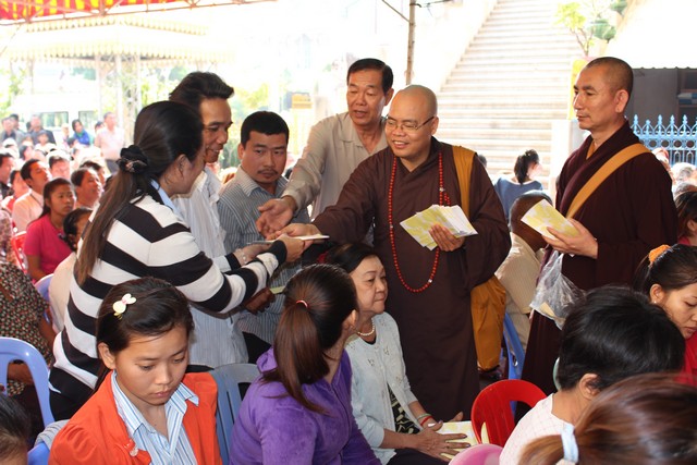 Đoàn GHPGVN trao quà từ thiện tại Campuchia