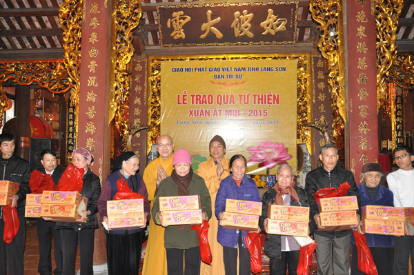 Ban Trị sự Phật giáo tỉnh Lạng Sơn tặng 1200 xuất quà Tết cho người nghèo