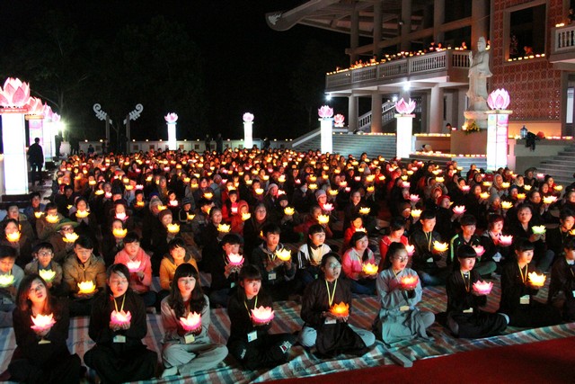 Điện Biên: Lung linh đêm hội hoa đăng mừng khánh đản Phật A Di Đà lần đầu tiên tại vùng Tây Bắc