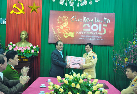 Đồng chí Lý Vinh Quang tặng quà động viên cán bộ, chiến sỹ Phòng Cảnh sát giao thông