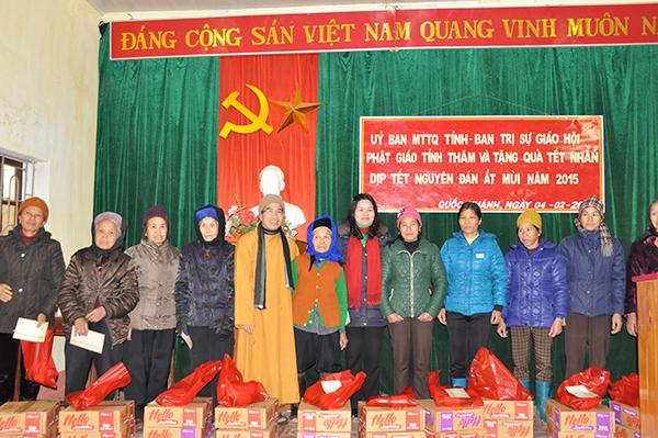 Lạng Sơn: Ban Trị sự Phật giáo tỉnh thăm, tặng quà cho bà con nghèo đón Xuân Ất Mùi