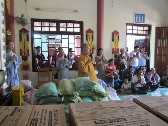 Chùa Phật Ấn tặng quà từ thiện