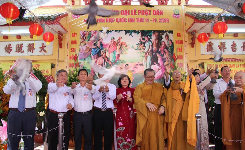 Lễ Phật đản của BTS GHPGVN Q.8 năm 2014, tại lễ đài chính thiết trí ở chùa Long Hoa