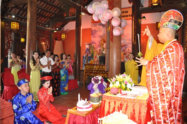 Đôi bạn trẻ tổ chức Lễ Hằng thuận tại chùa Thành