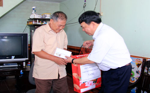 Lãnh đạo tỉnh Lạng Sơn: Thăm, tặng quà các gia đình chính sách