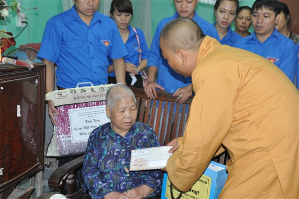 Lạng Sơn: Ban Trị sự GHPGVN tỉnh thăm, tặng quà Mẹ Việt Nam anh hùng